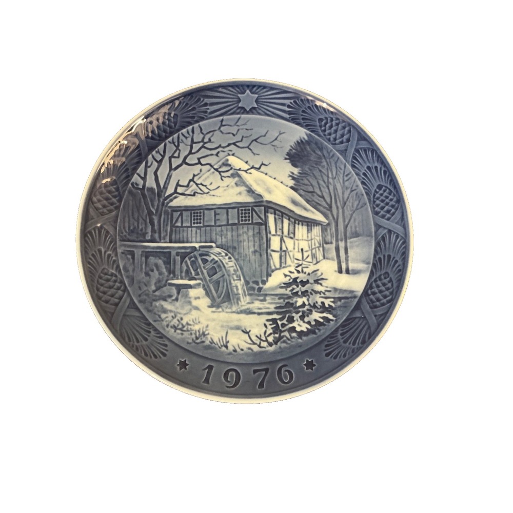 Christmas Vintage 1976 Royal Copenhagen Plates in Exc. Condition